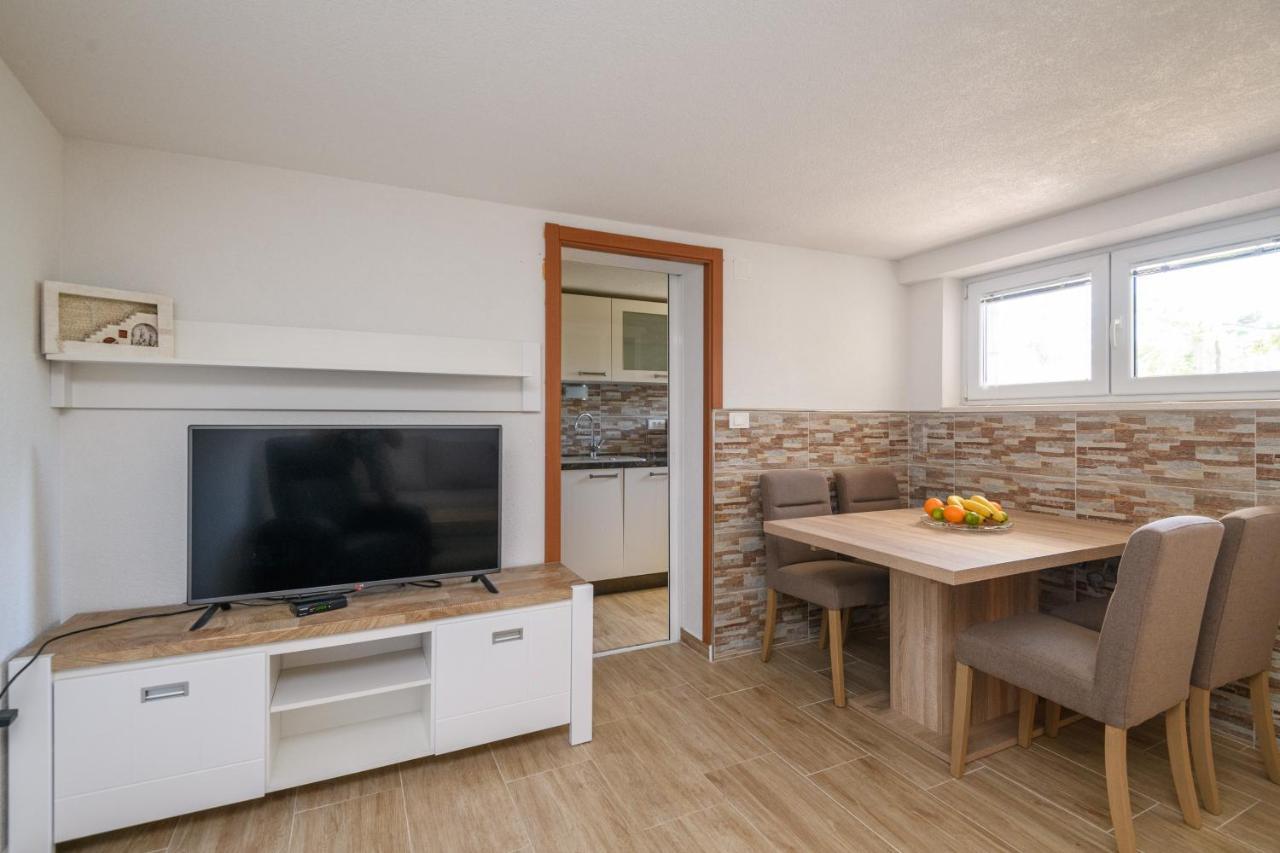 Apartment Mario - Veliki Stan Za Odmor - Terasa- Vrt - Bazen - Pogled More, Izoliran Orašac Zewnętrze zdjęcie